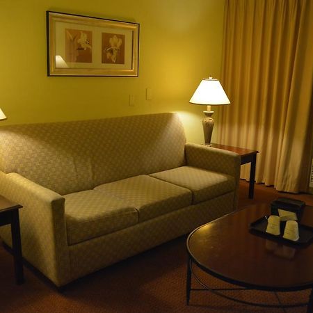 Hotel Ramada By Wyndham Wichita Airport Esterno foto
