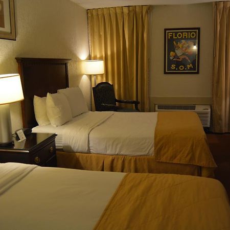 Hotel Ramada By Wyndham Wichita Airport Esterno foto