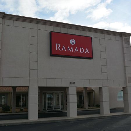 Hotel Ramada By Wyndham Wichita Airport Esterno foto