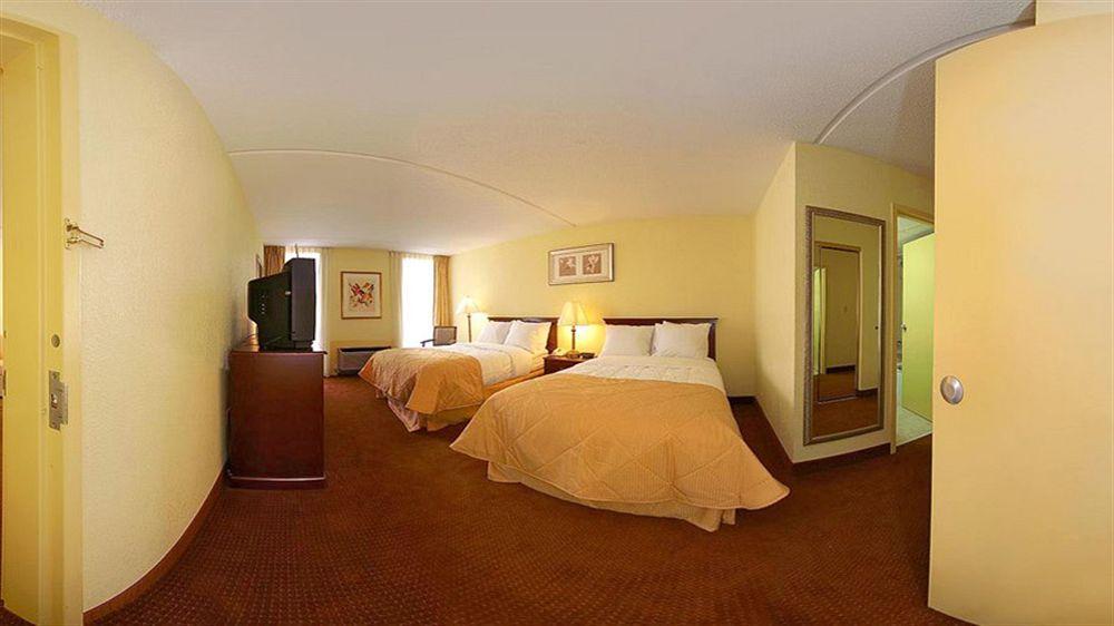Hotel Ramada By Wyndham Wichita Airport Esterno foto