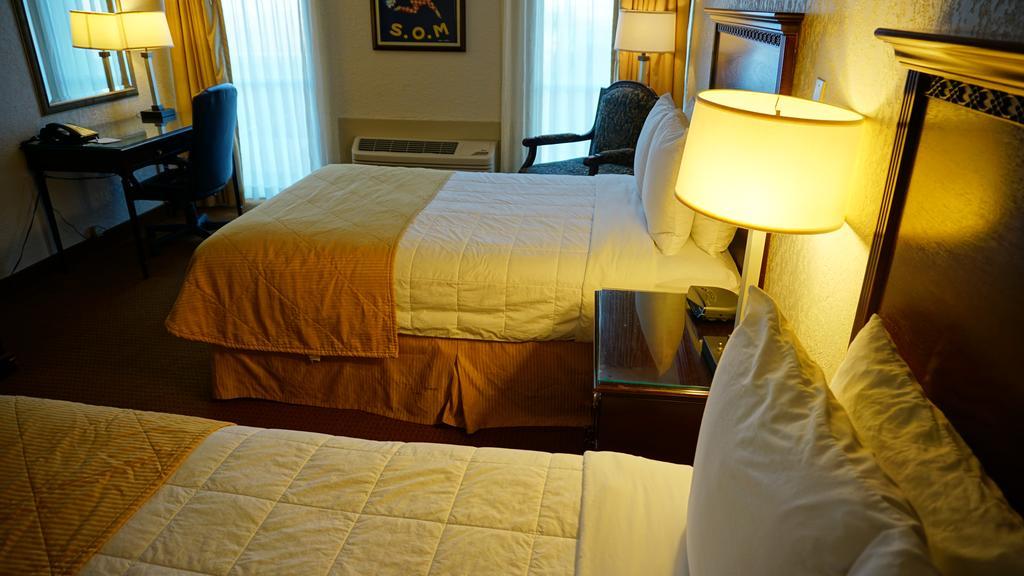 Hotel Ramada By Wyndham Wichita Airport Esterno foto