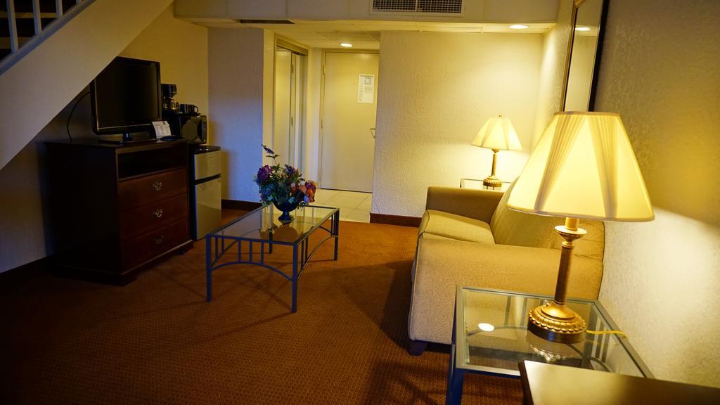 Hotel Ramada By Wyndham Wichita Airport Esterno foto