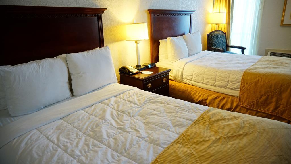 Hotel Ramada By Wyndham Wichita Airport Esterno foto
