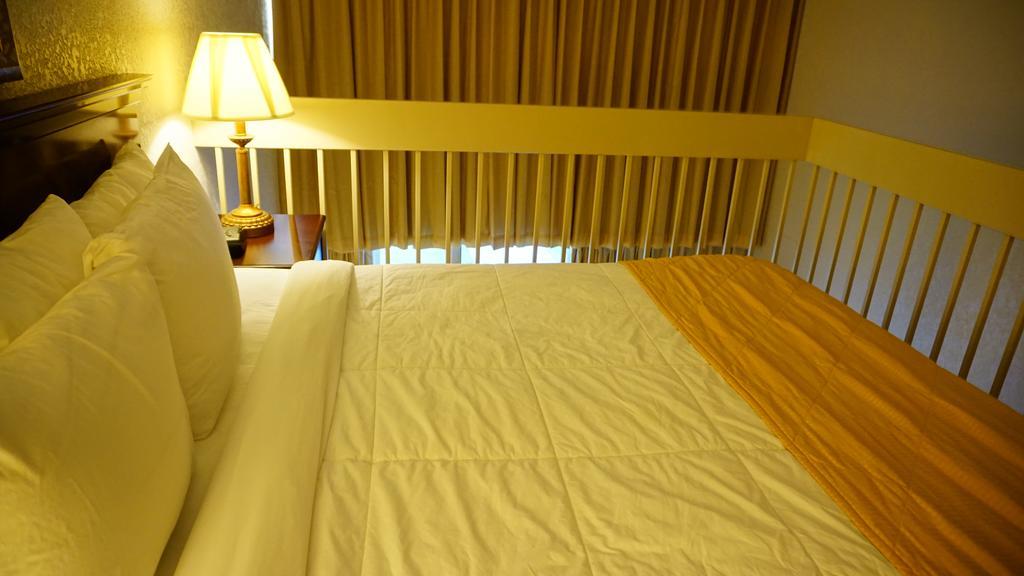 Hotel Ramada By Wyndham Wichita Airport Esterno foto