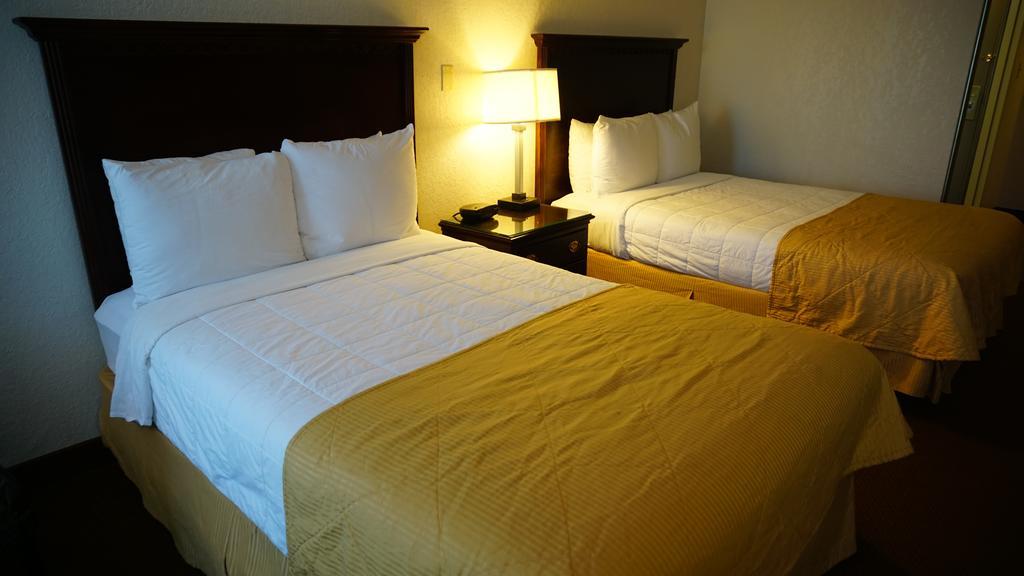 Hotel Ramada By Wyndham Wichita Airport Esterno foto