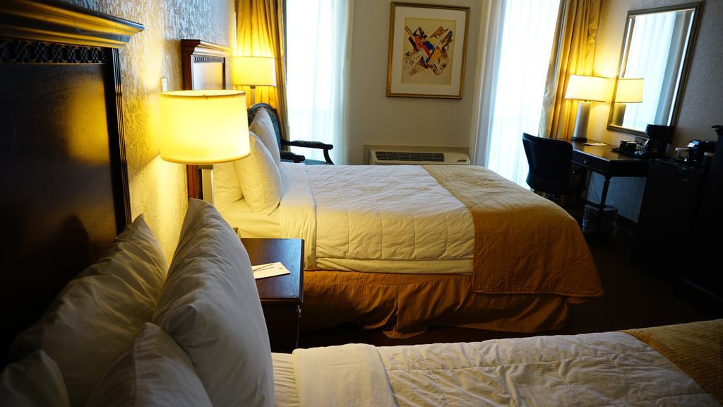 Hotel Ramada By Wyndham Wichita Airport Esterno foto