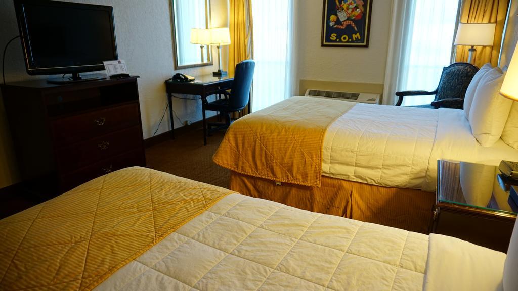 Hotel Ramada By Wyndham Wichita Airport Esterno foto