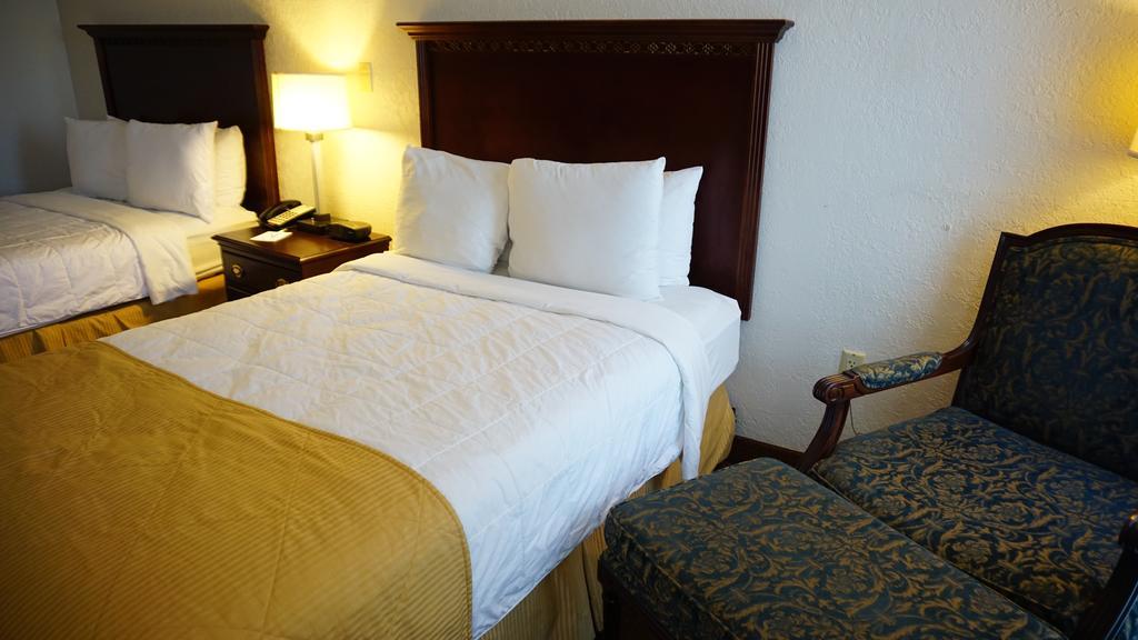 Hotel Ramada By Wyndham Wichita Airport Esterno foto
