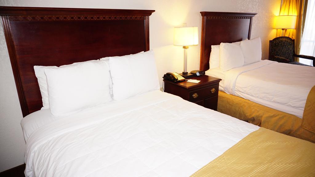Hotel Ramada By Wyndham Wichita Airport Esterno foto