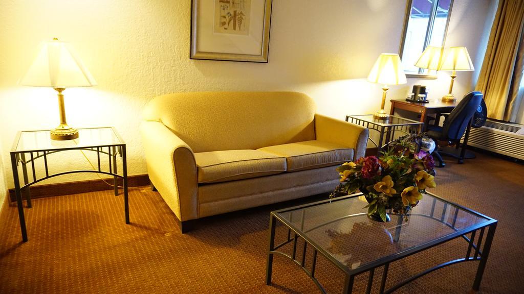 Hotel Ramada By Wyndham Wichita Airport Esterno foto
