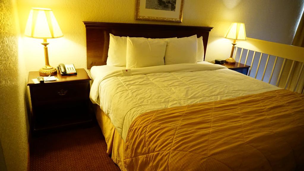 Hotel Ramada By Wyndham Wichita Airport Esterno foto