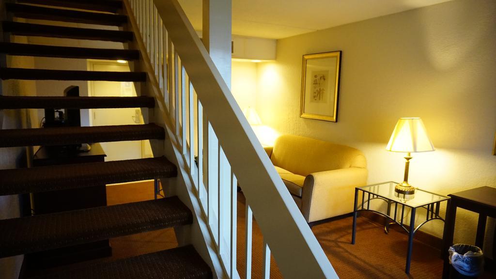 Hotel Ramada By Wyndham Wichita Airport Esterno foto