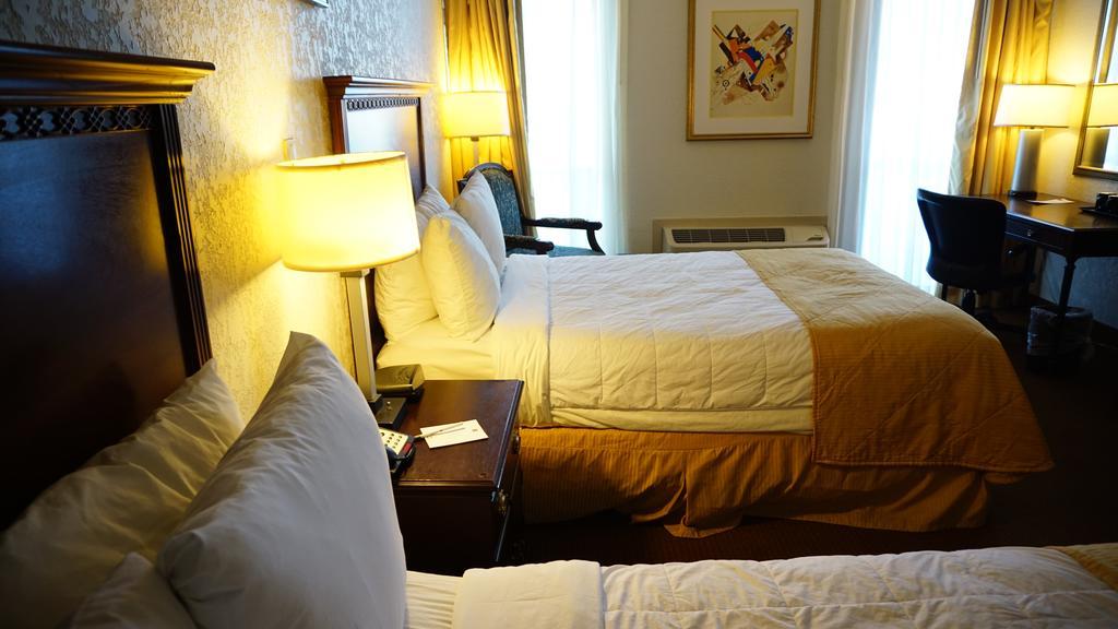Hotel Ramada By Wyndham Wichita Airport Esterno foto
