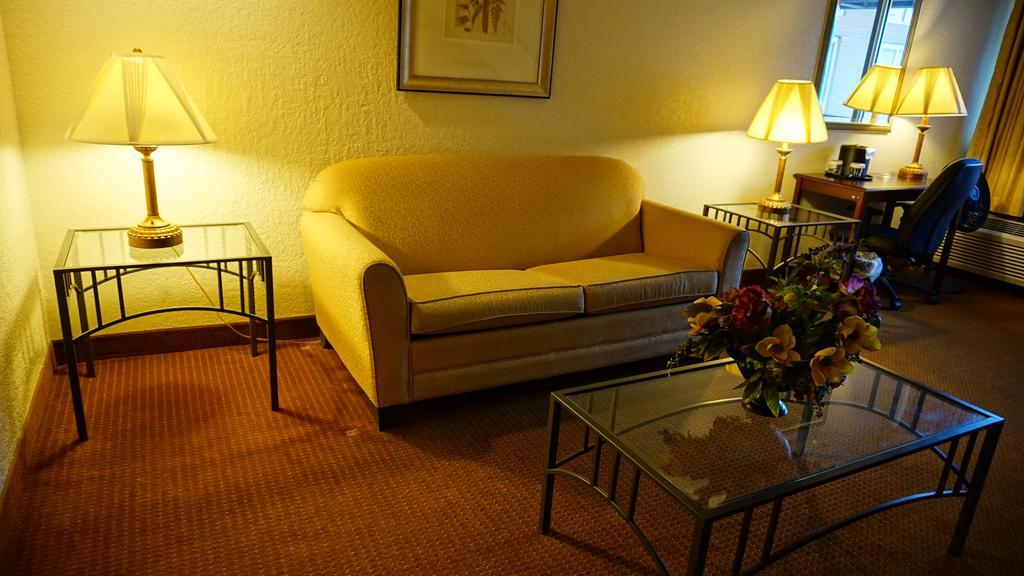 Hotel Ramada By Wyndham Wichita Airport Esterno foto