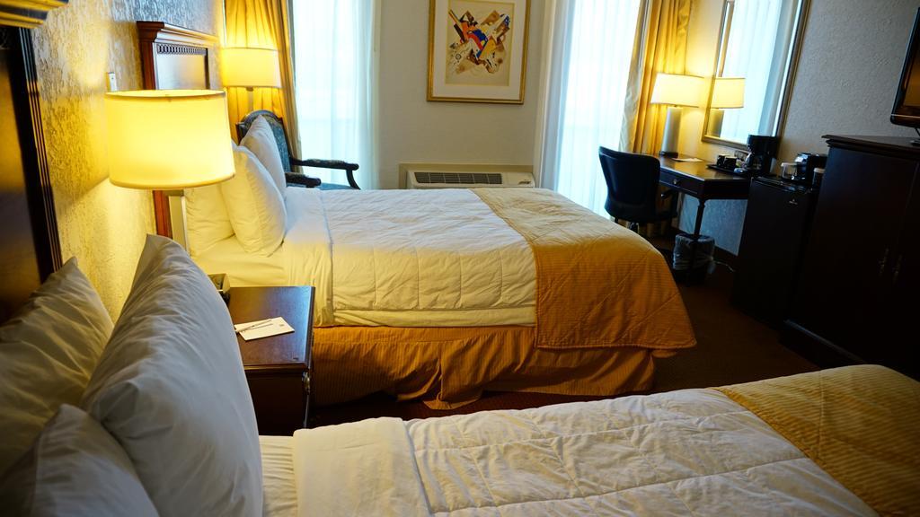 Hotel Ramada By Wyndham Wichita Airport Esterno foto