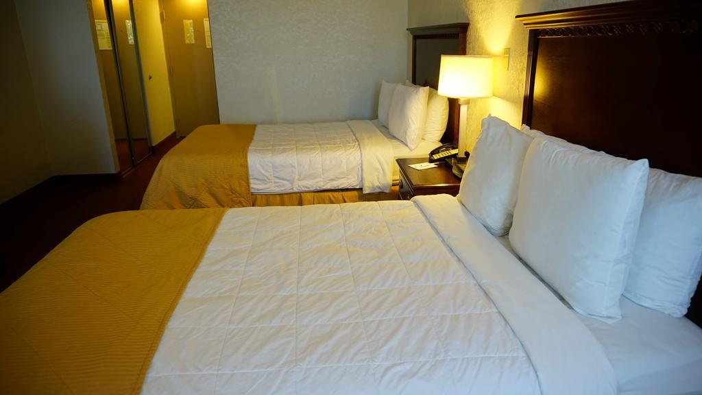 Hotel Ramada By Wyndham Wichita Airport Esterno foto