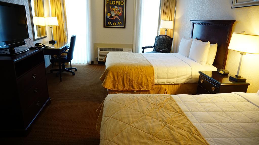 Hotel Ramada By Wyndham Wichita Airport Esterno foto