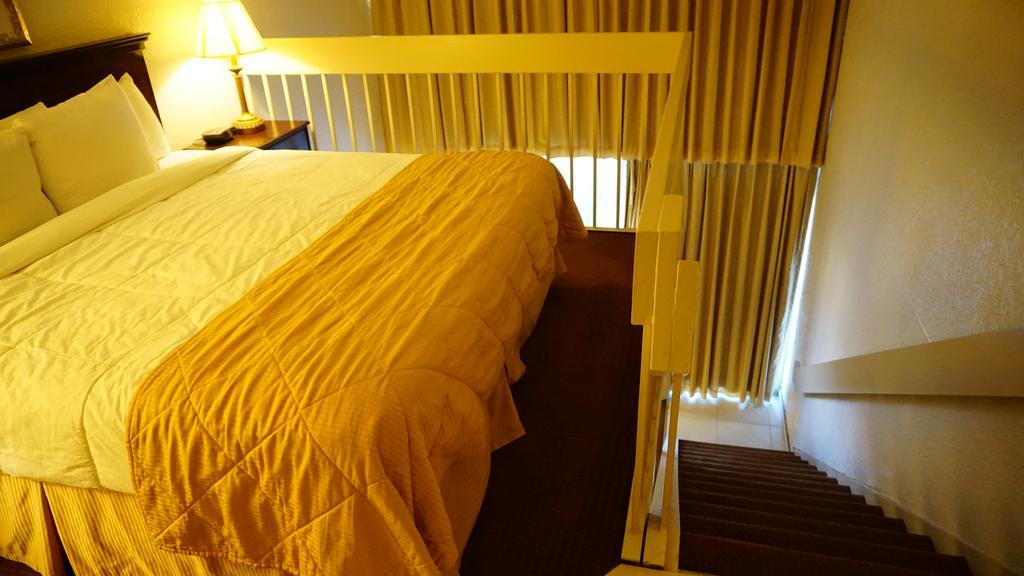 Hotel Ramada By Wyndham Wichita Airport Esterno foto