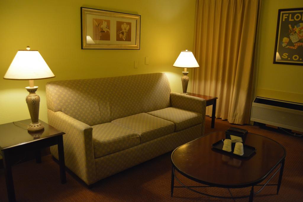 Hotel Ramada By Wyndham Wichita Airport Esterno foto