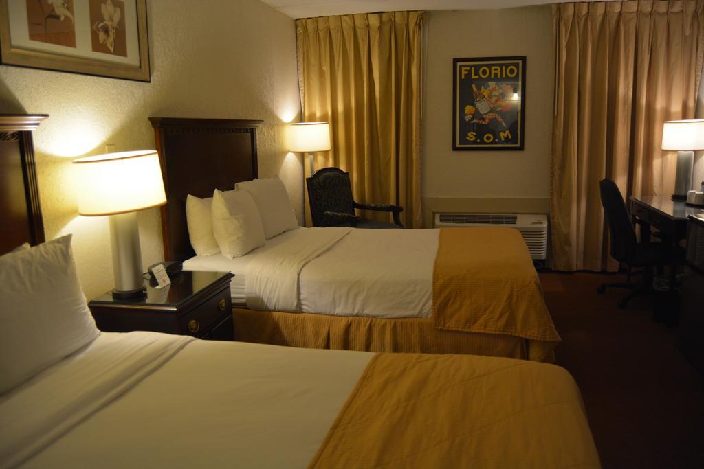 Hotel Ramada By Wyndham Wichita Airport Esterno foto