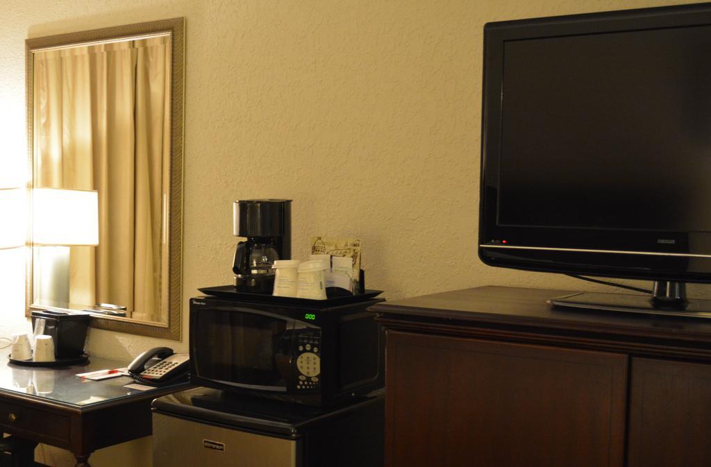Hotel Ramada By Wyndham Wichita Airport Esterno foto