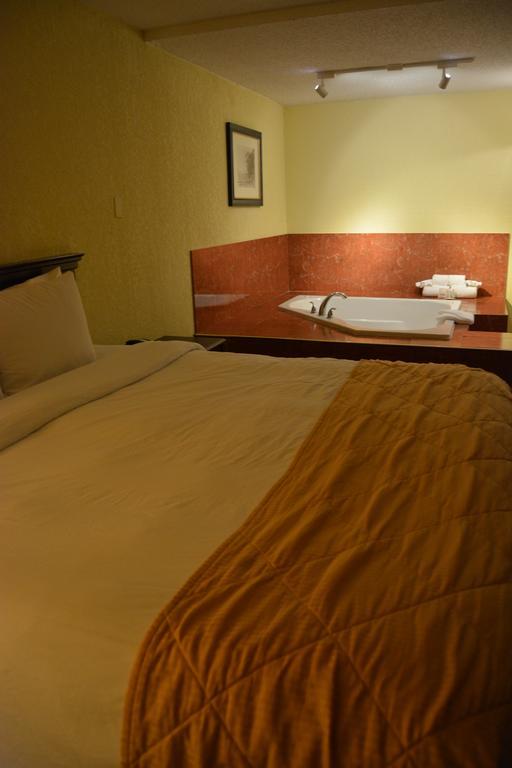 Hotel Ramada By Wyndham Wichita Airport Esterno foto