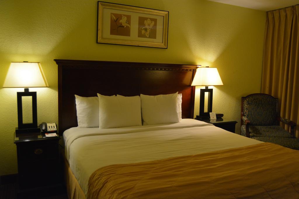 Hotel Ramada By Wyndham Wichita Airport Esterno foto