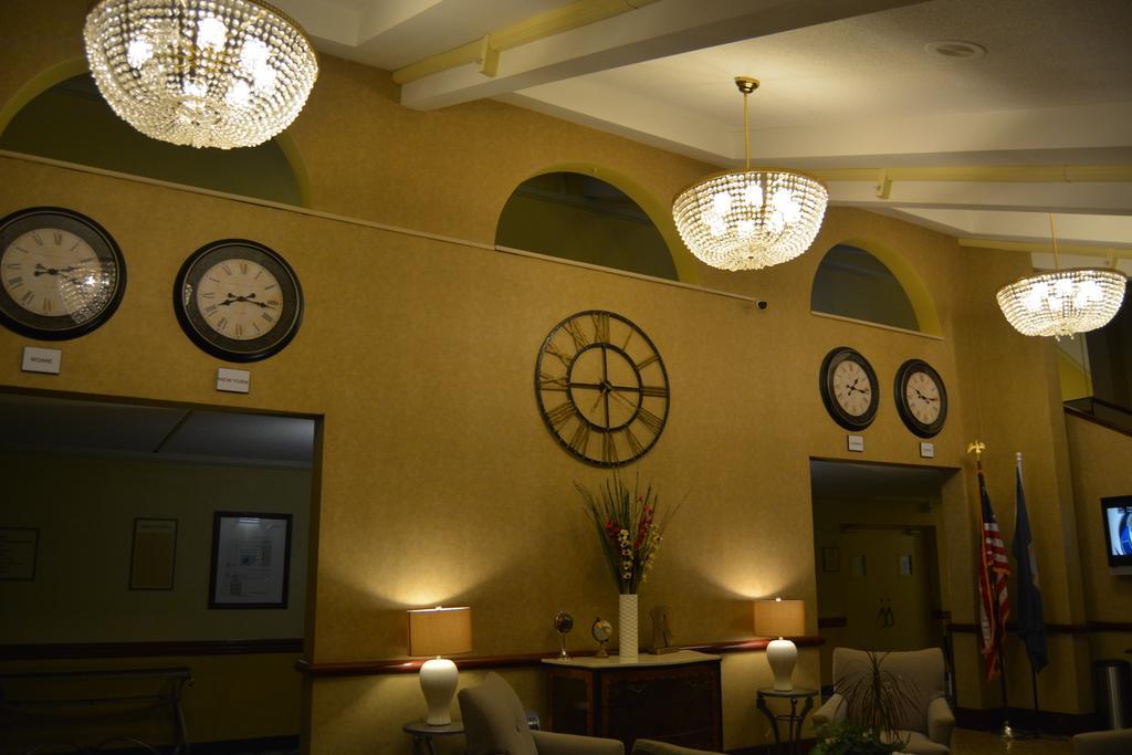 Hotel Ramada By Wyndham Wichita Airport Esterno foto