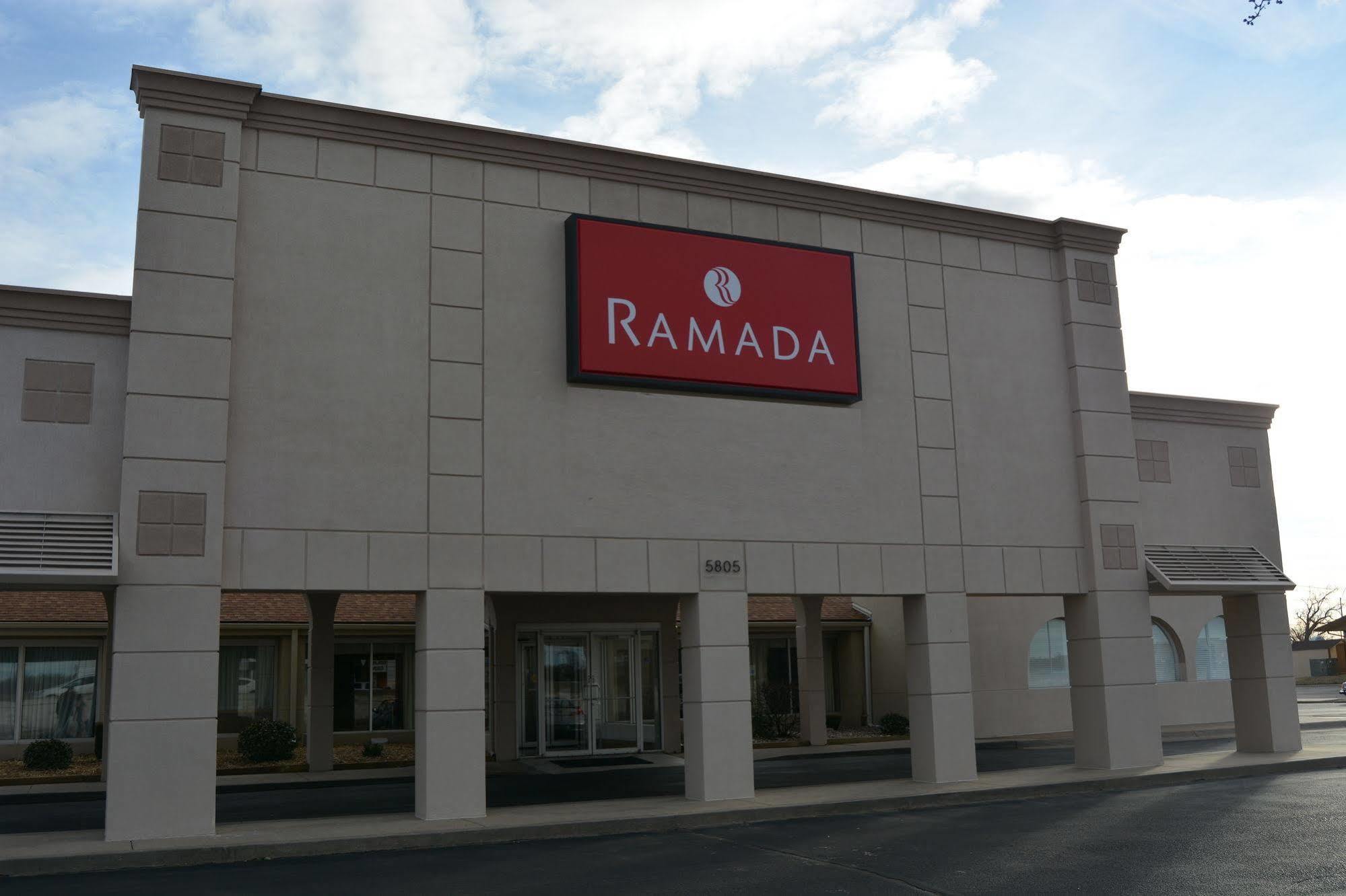 Hotel Ramada By Wyndham Wichita Airport Esterno foto