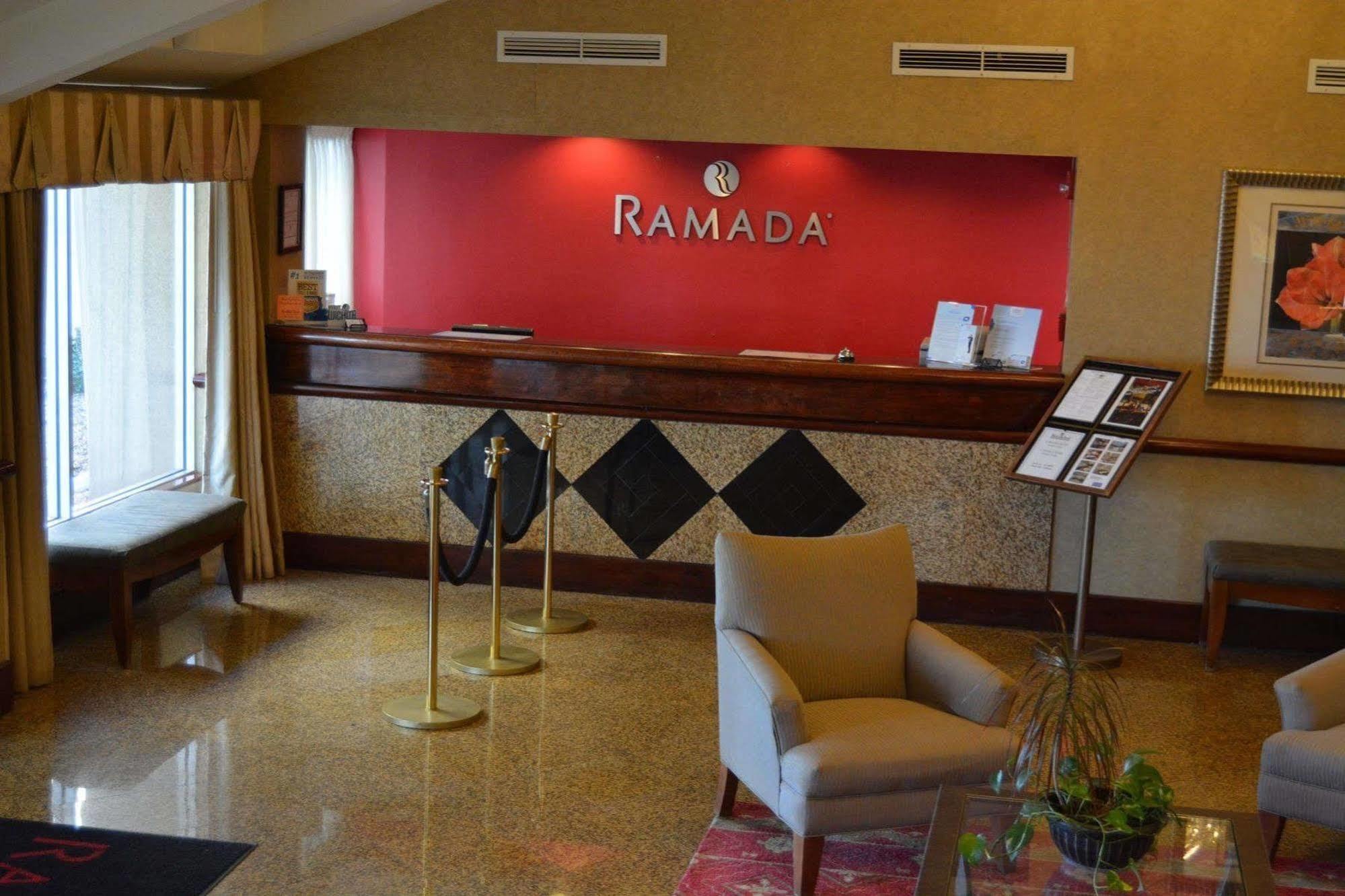 Hotel Ramada By Wyndham Wichita Airport Esterno foto