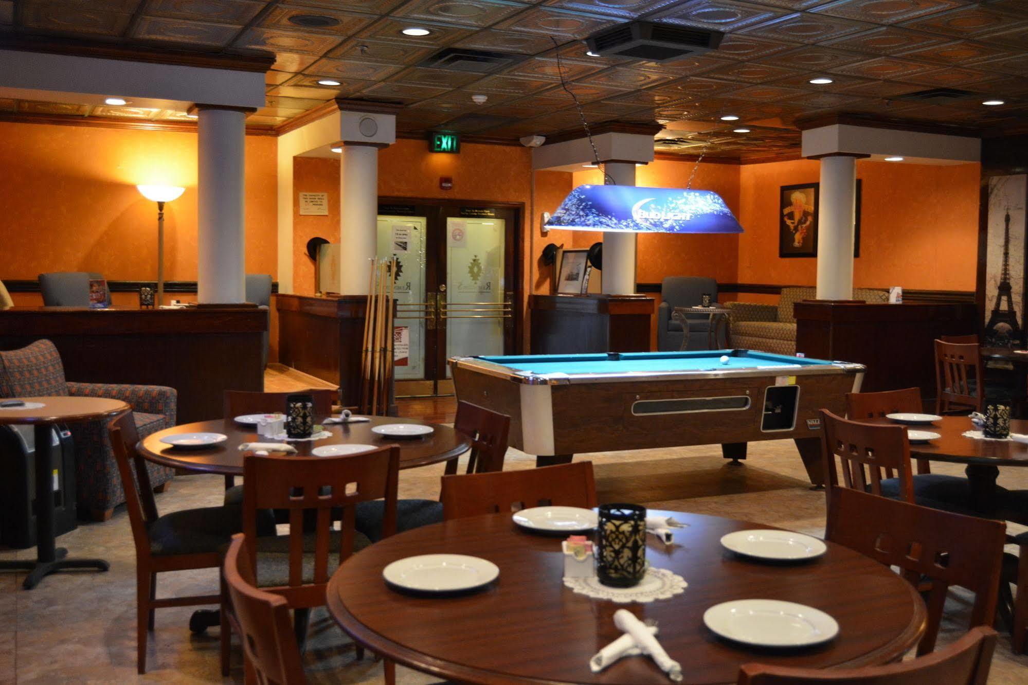 Hotel Ramada By Wyndham Wichita Airport Esterno foto