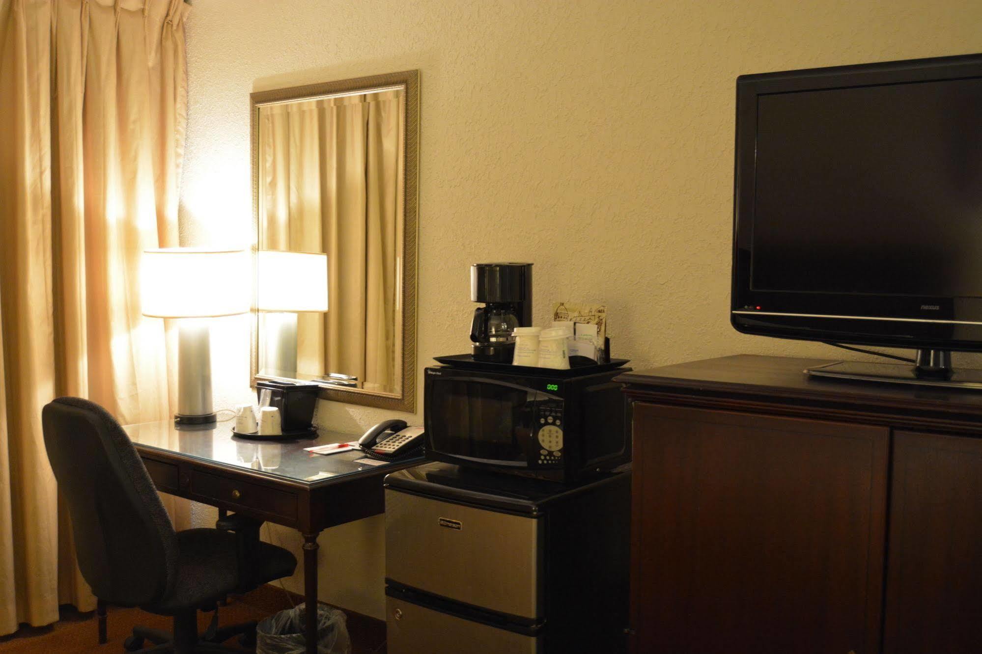 Hotel Ramada By Wyndham Wichita Airport Esterno foto