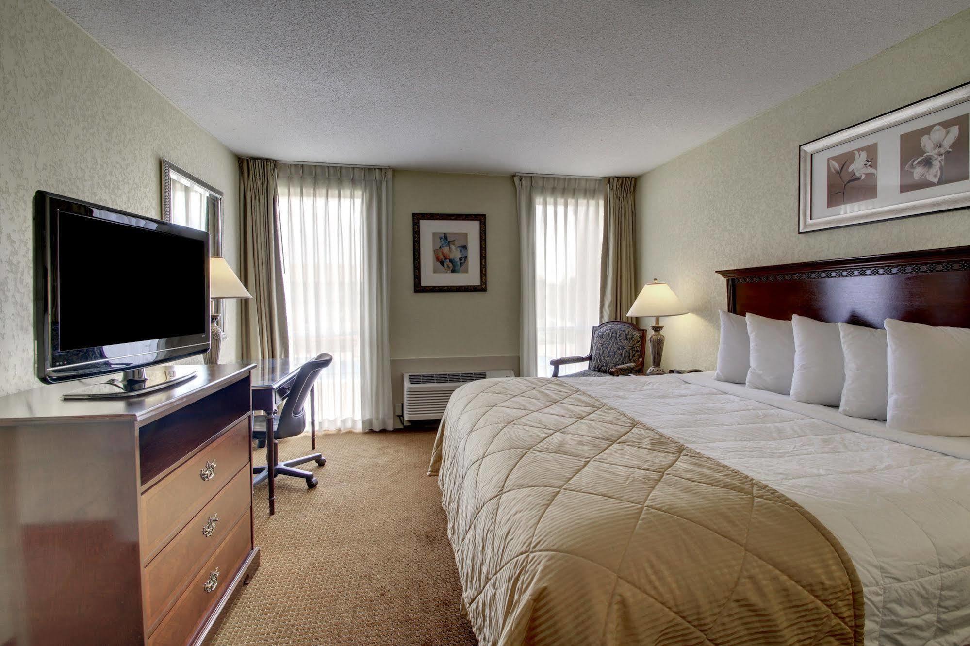 Hotel Ramada By Wyndham Wichita Airport Esterno foto