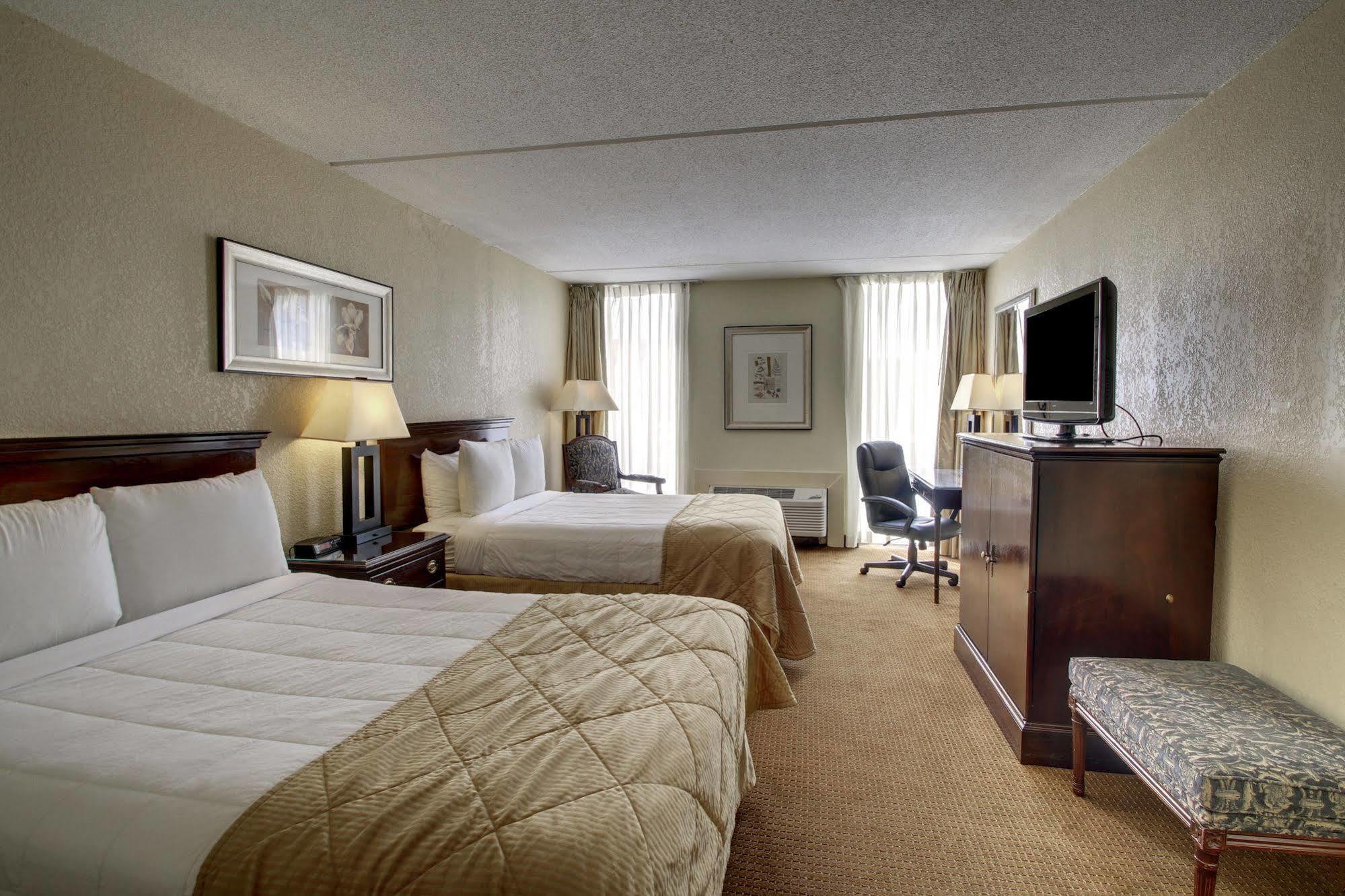 Hotel Ramada By Wyndham Wichita Airport Esterno foto