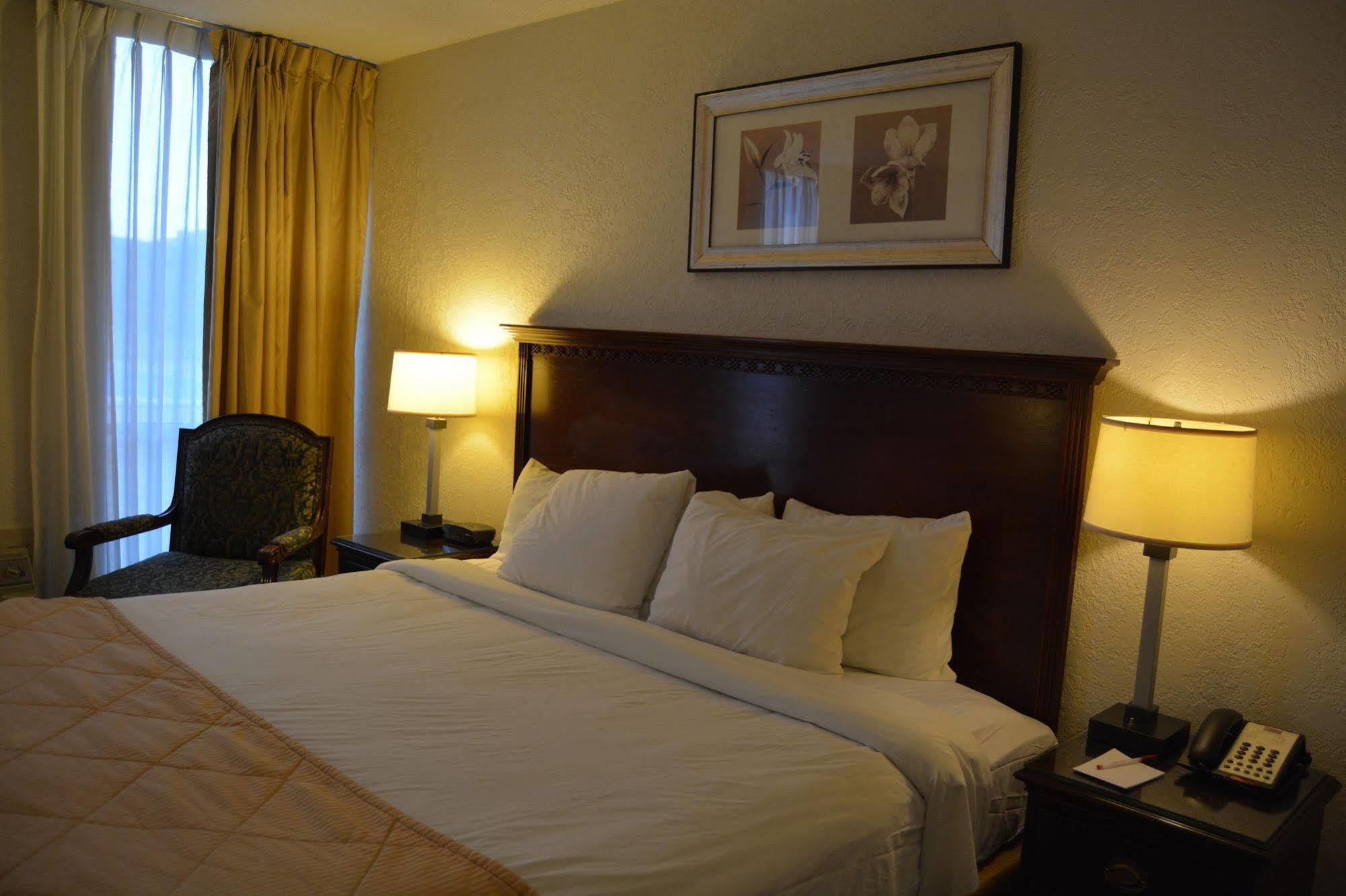 Hotel Ramada By Wyndham Wichita Airport Esterno foto