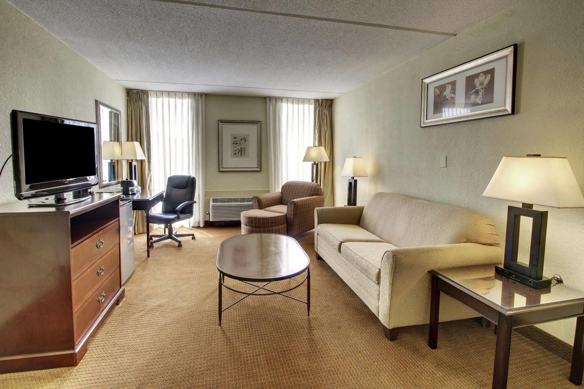 Hotel Ramada By Wyndham Wichita Airport Esterno foto