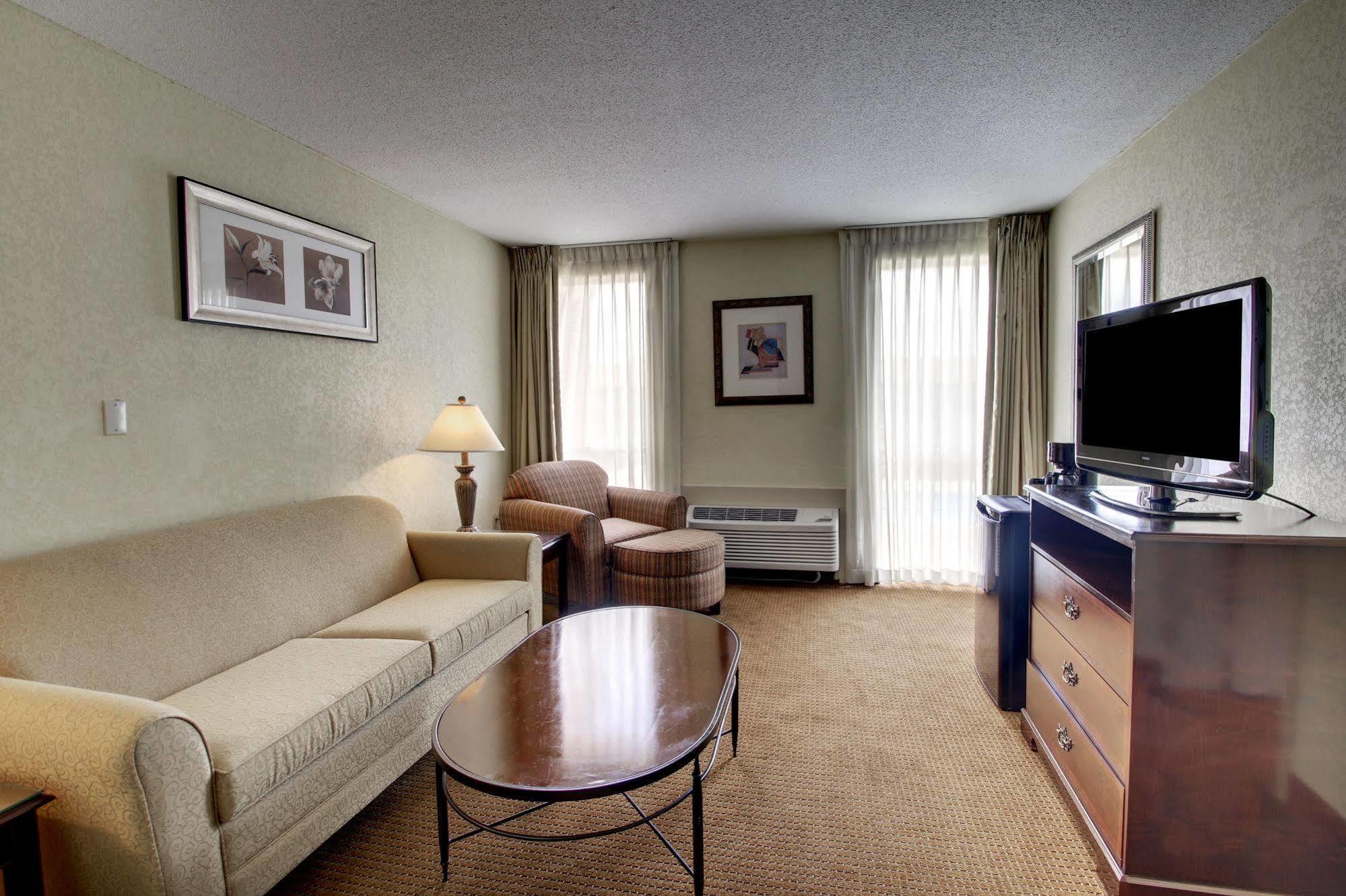Hotel Ramada By Wyndham Wichita Airport Esterno foto