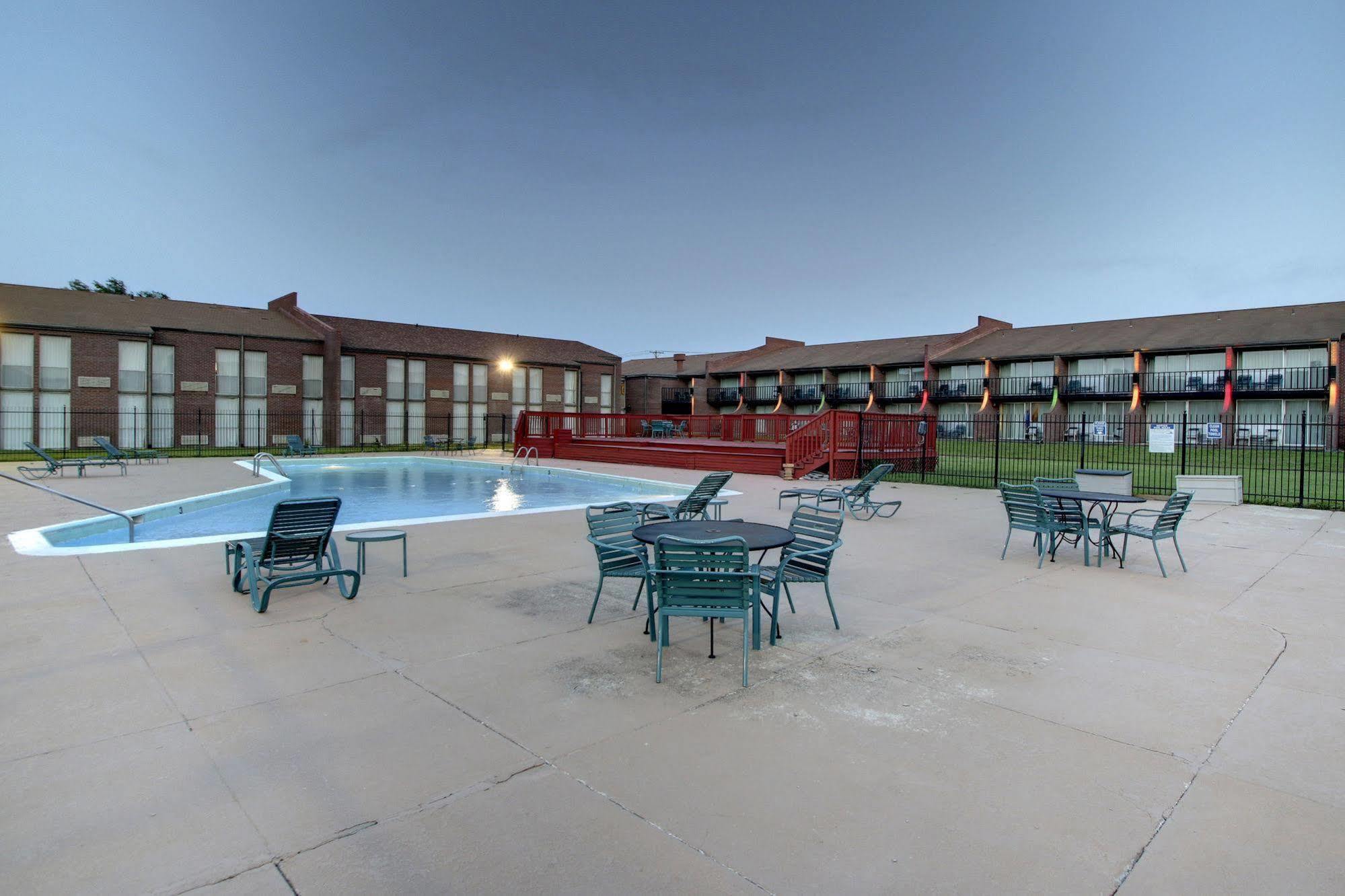Hotel Ramada By Wyndham Wichita Airport Esterno foto