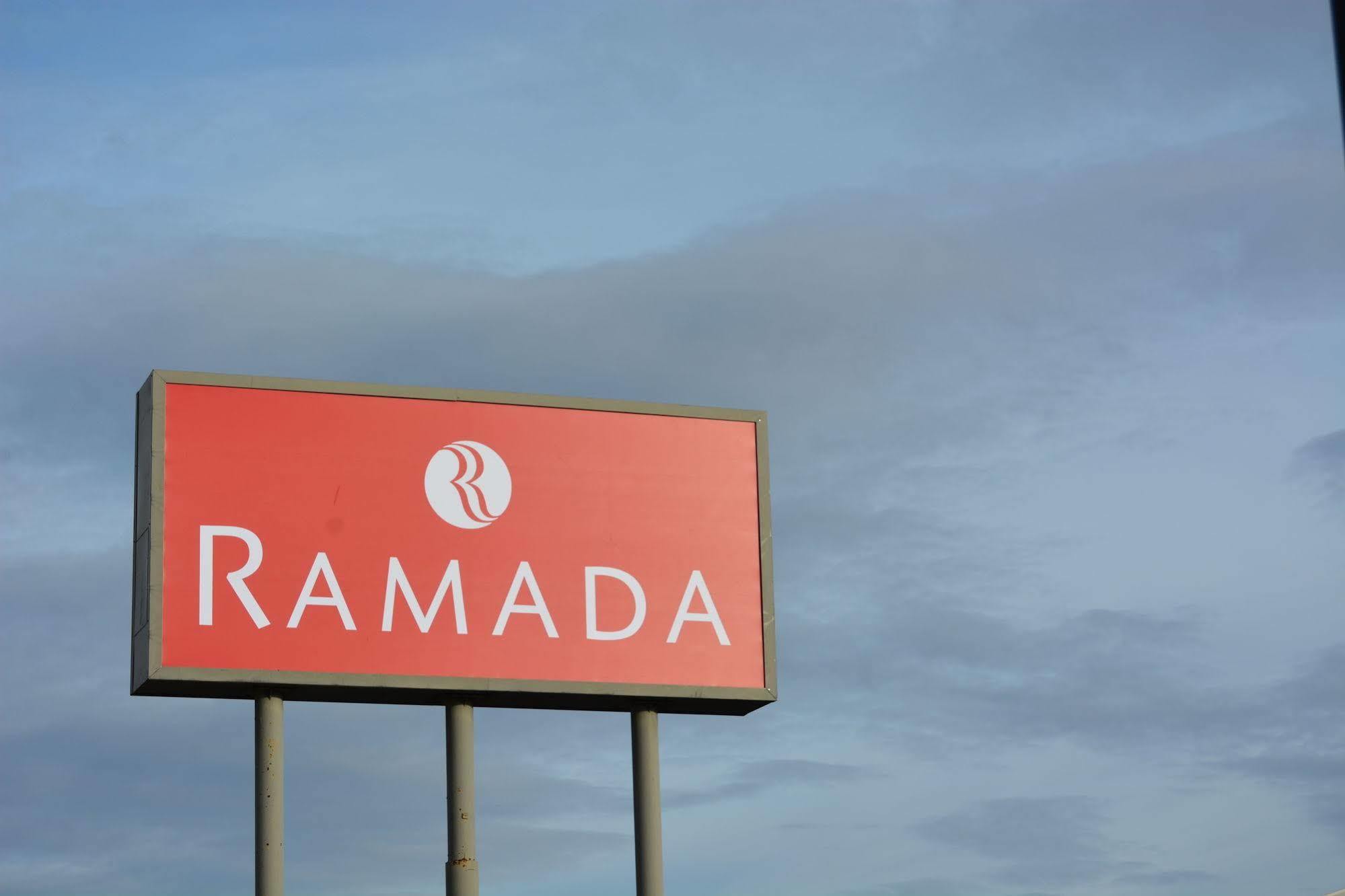 Hotel Ramada By Wyndham Wichita Airport Esterno foto