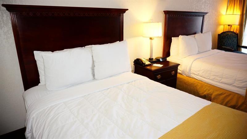 Hotel Ramada By Wyndham Wichita Airport Esterno foto