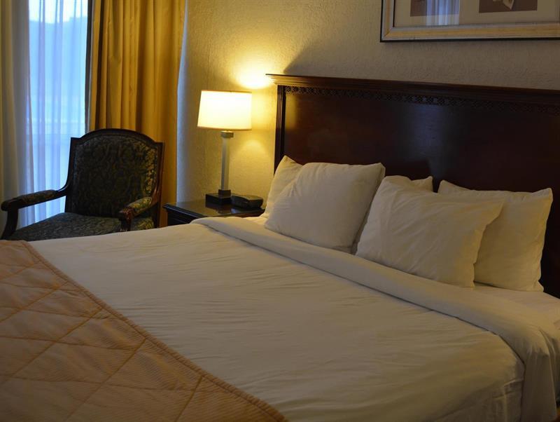 Hotel Ramada By Wyndham Wichita Airport Esterno foto